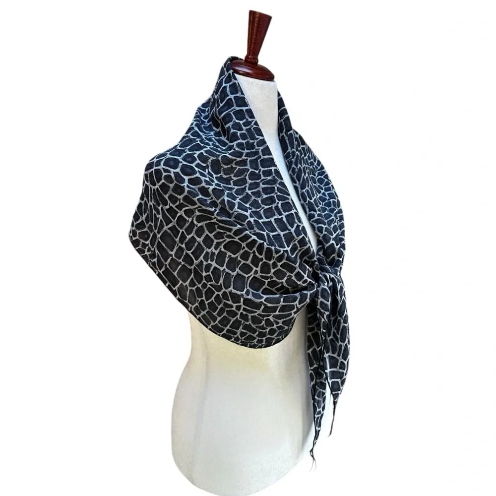 Giraffe Print Triangle Large Scarf Shawl Wrap Black White Gray 36” X 27”